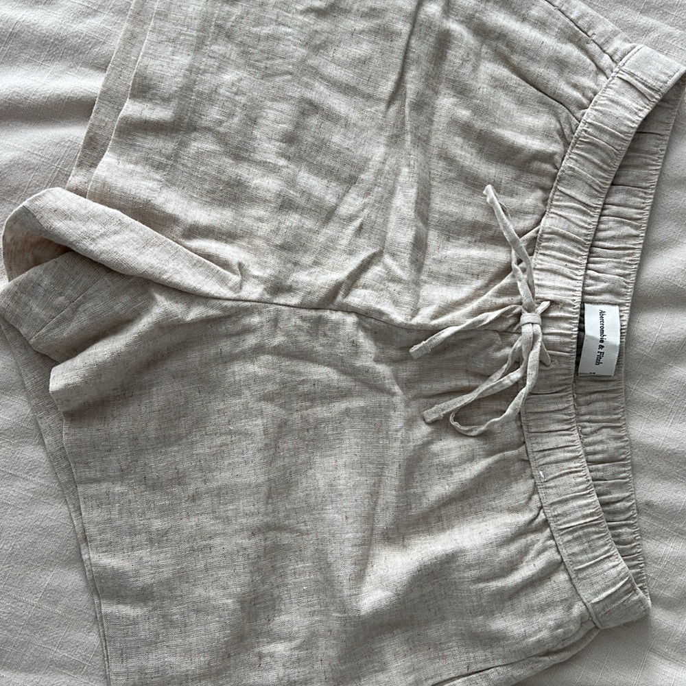EUC Abercrombie & Fitch Women's Cream Linen Shorts